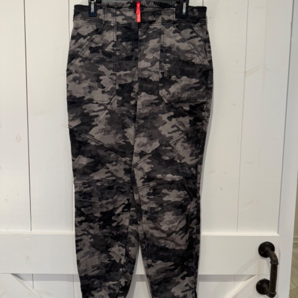 SPANX Stretch Mid Rise Twill Joggers Blackwash Camo - Picture 2 of 6
